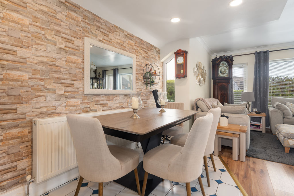 23 Hilltop Rise, Douglas IM2 2LE. - Photo 5 of 26