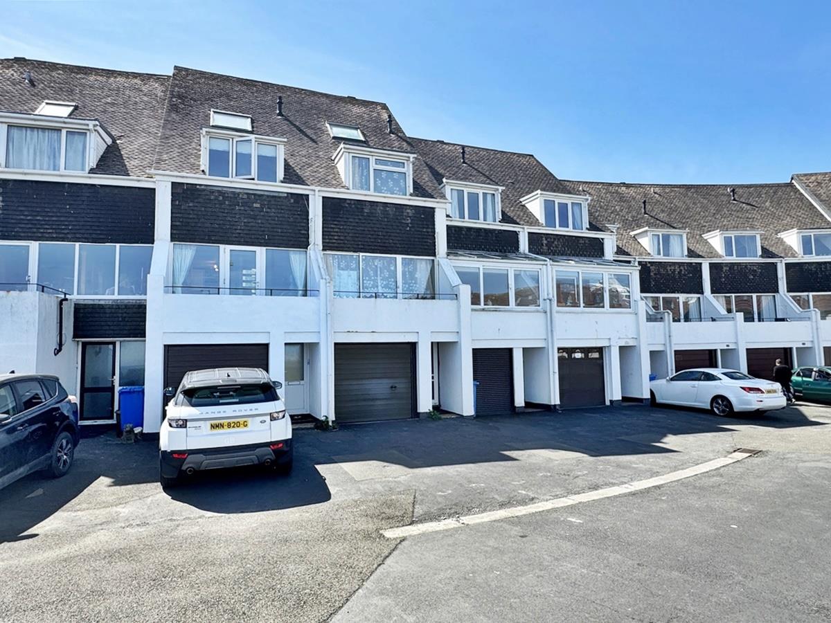 9 Marine Gardens, Ramsey, Isle Of Man. - Photo 2 of 19