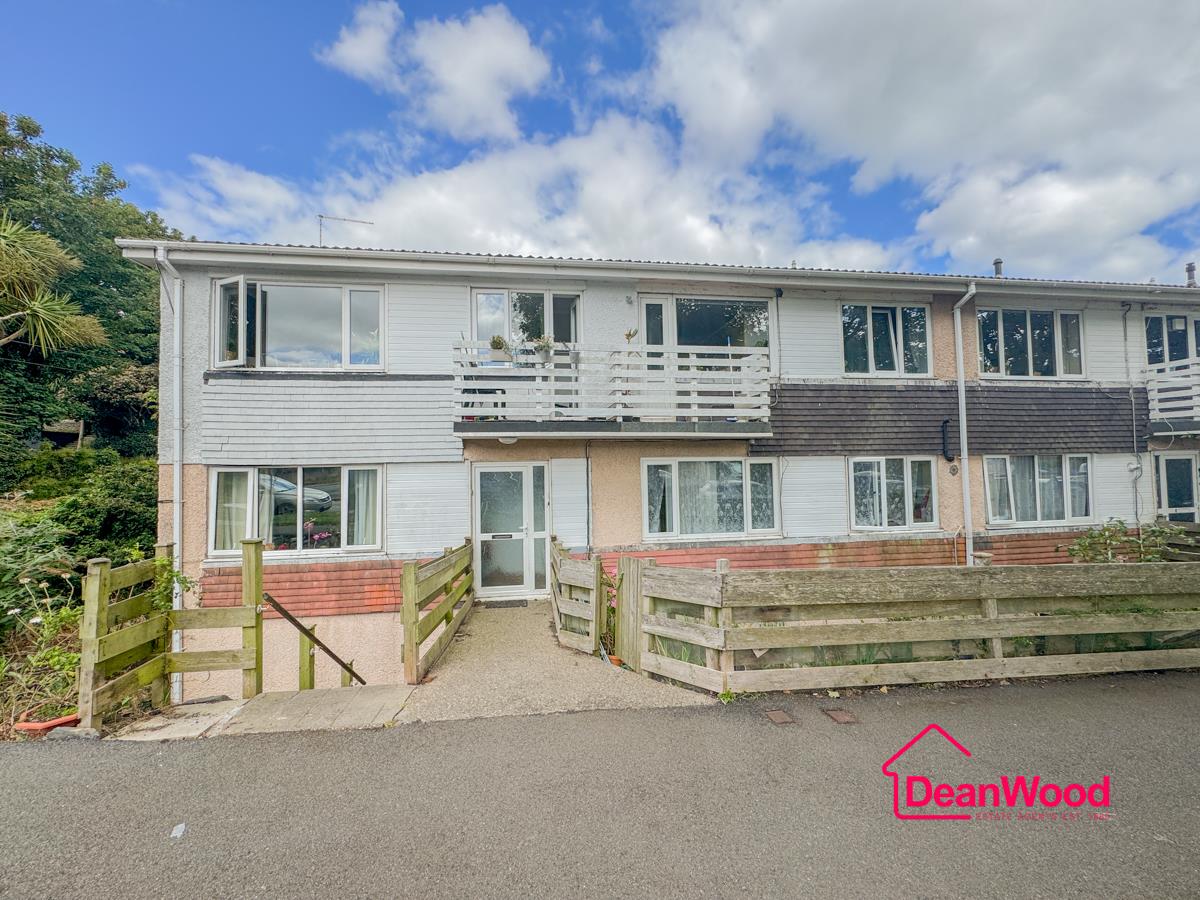 4 Carlton Grove, Queens Drive West, Ramsey, Isle Of Man. - Photo 2 of 12