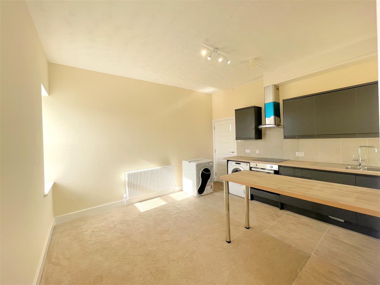 9 Cumbria Court, Mooragh Promenade, Ramsey. - Photo 5 of 9