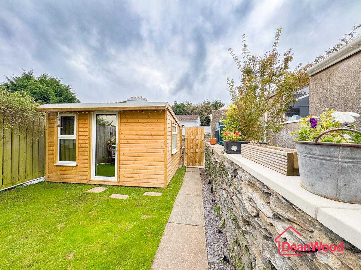 21 Victoria Avenue, Onchan. - Photo 2 of 11