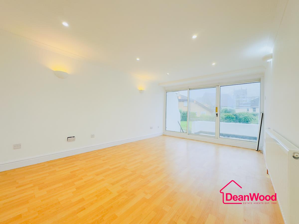 8 Marine Gardens, Ramsey. - Photo 4 of 19