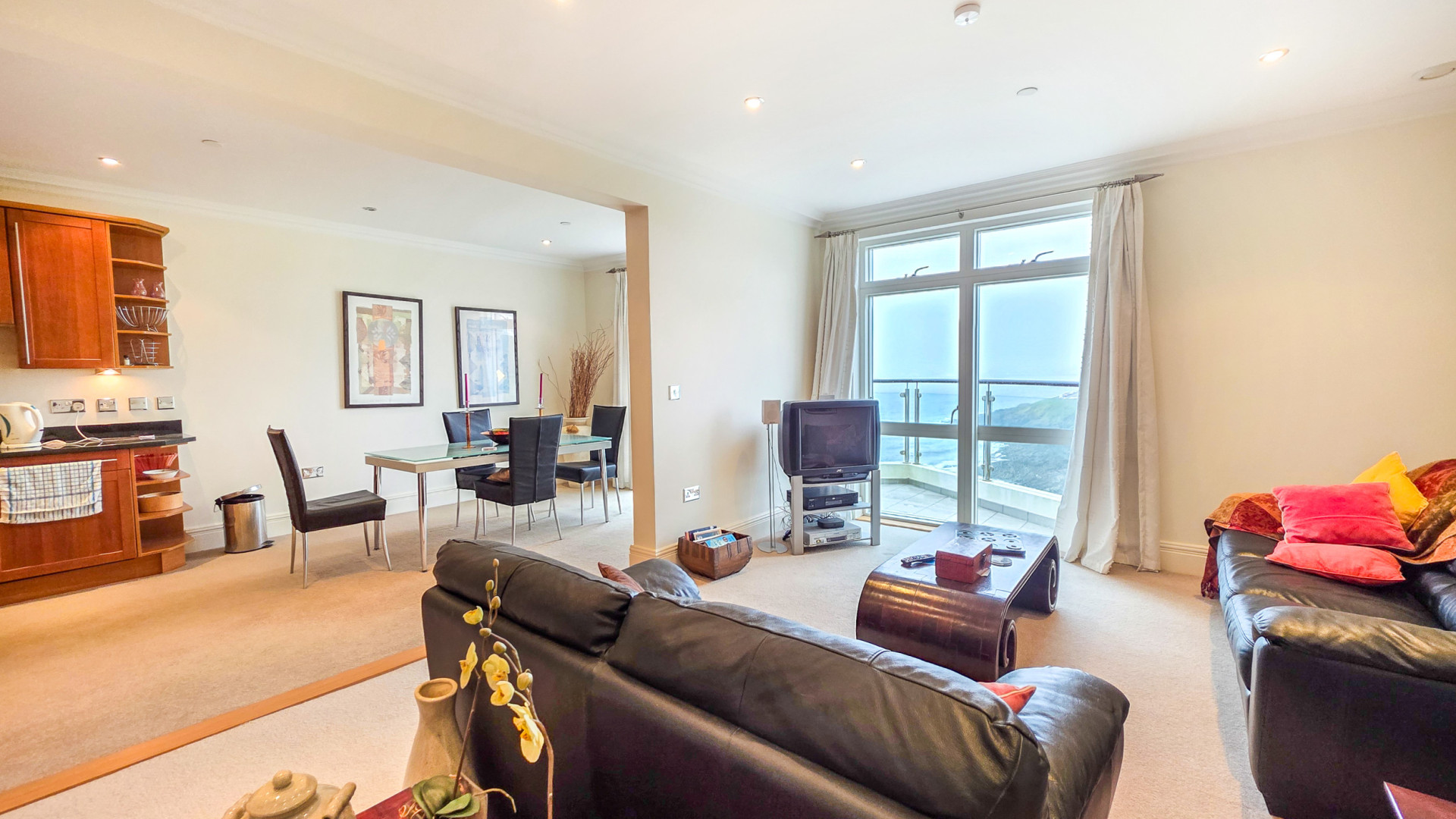 Apt. 12 Majestic Apartments, King Edward Road, Onchan, IM3 2BD. - Photo 4 of 26
