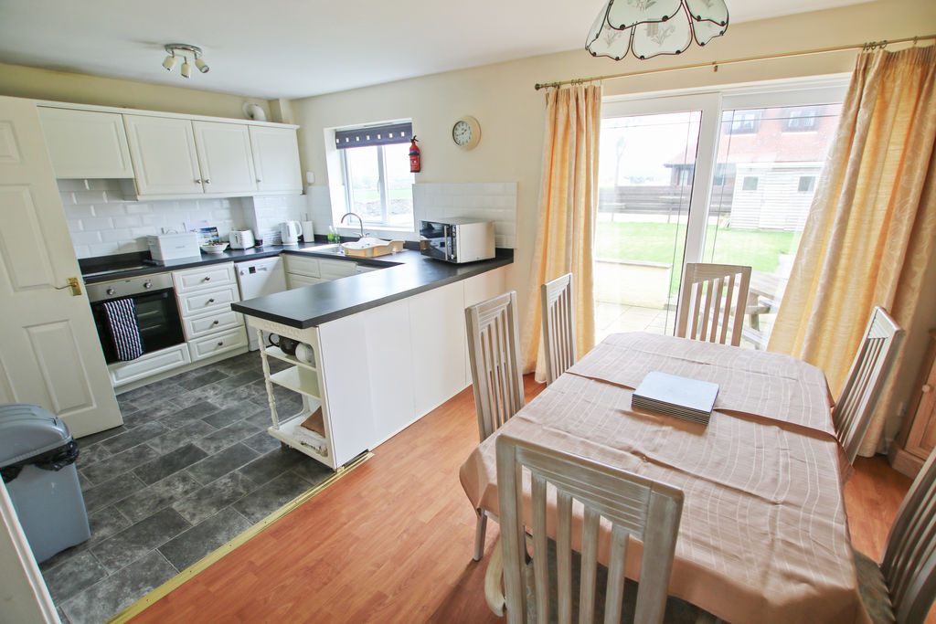 27 Creggan Lea, Port St Mary IM9 5BE. - Photo 3 of 30