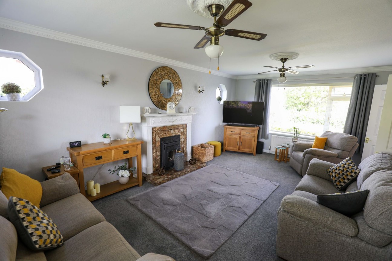 69, Cronk Liauyr, Douglas, IM2 5LX. - Photo 4 of 24
