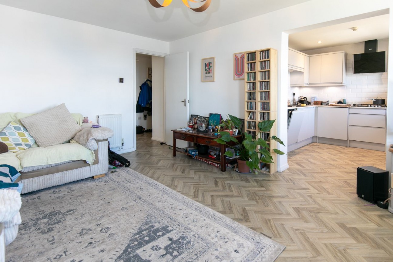 36 Piccadilly Court, Queens Promenade, Isle of Man, IM2 4NS, Douglas. - Photo 3 of 12