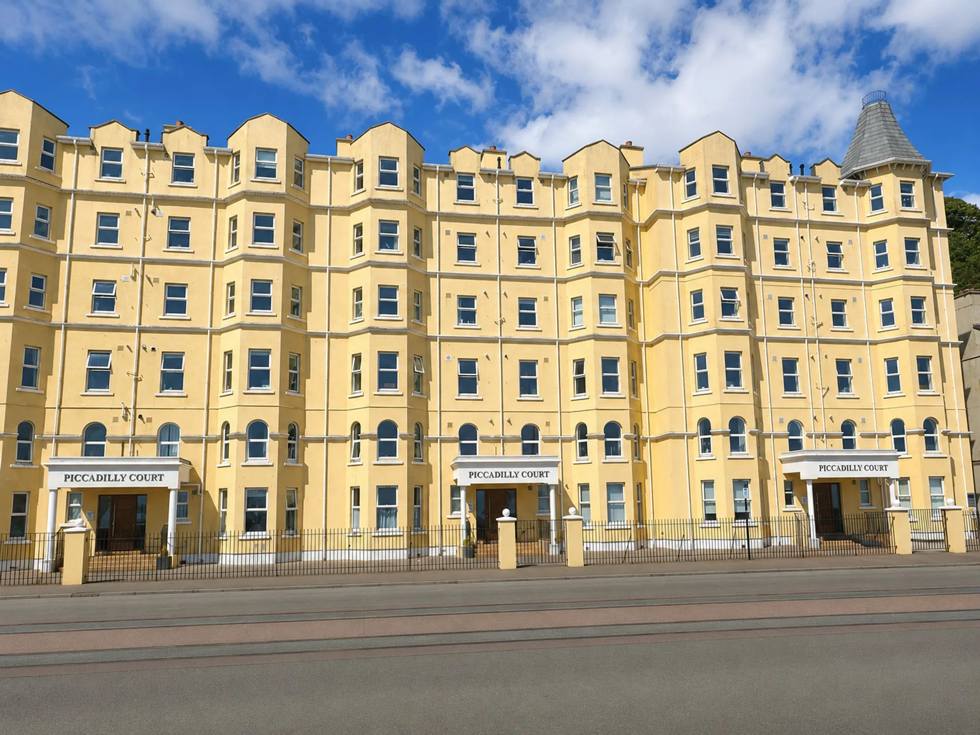 2 bed flat to rent in Queens Promenade, Douglas, IM2. - Photo 1 of 11