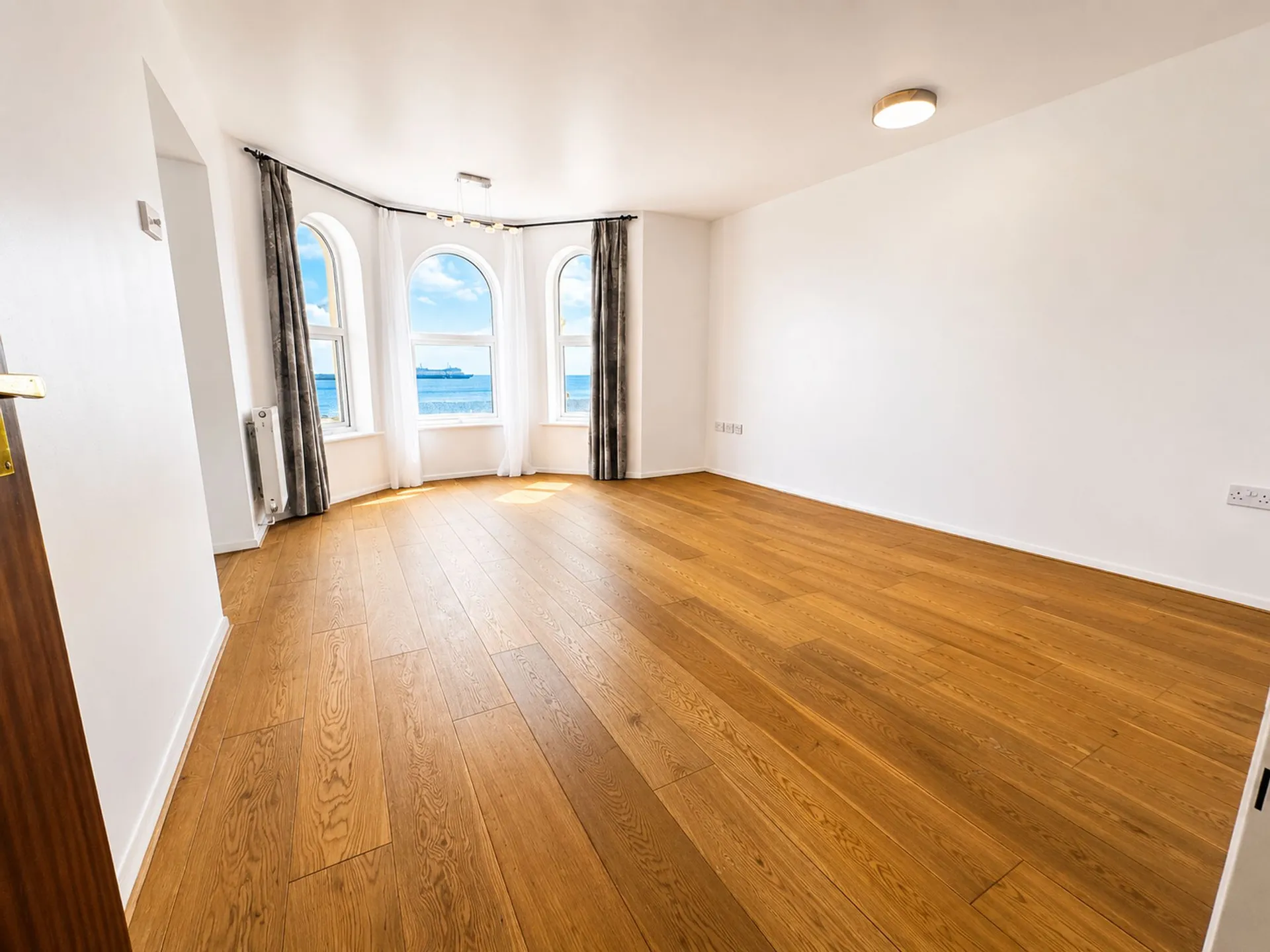 2 bed flat to rent in Queens Promenade, Douglas, IM2. - Photo 2 of 11