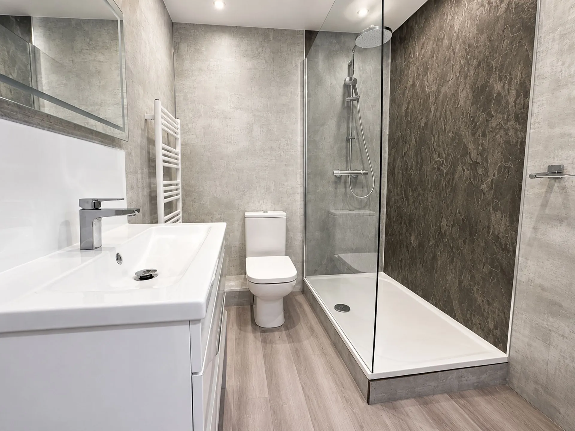 2 bed flat to rent in Queens Promenade, Douglas, IM2. - Photo 3 of 11