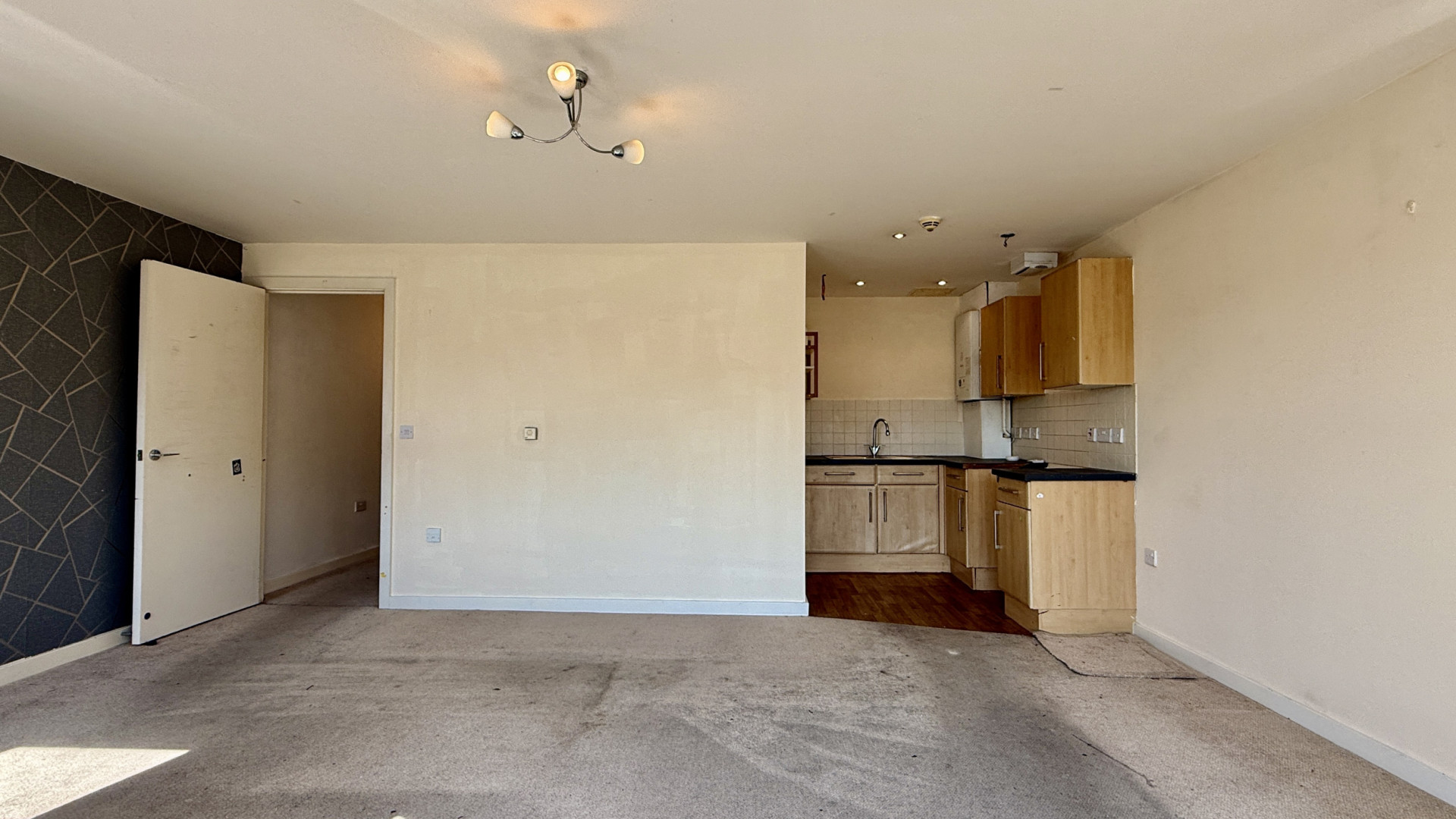 17 Queens Pier Apartments, Queens Drive East, Ramsey, IM8 1EU. - Photo 4 of 10