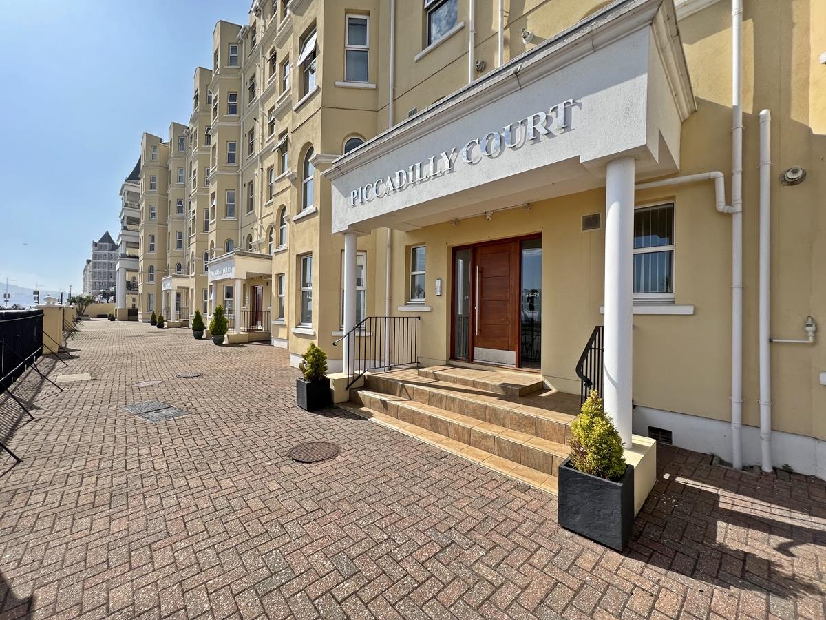 46 Piccadilly Court, Queens Promenade, Douglas, Isle Of Man. - Photo 3 of 21