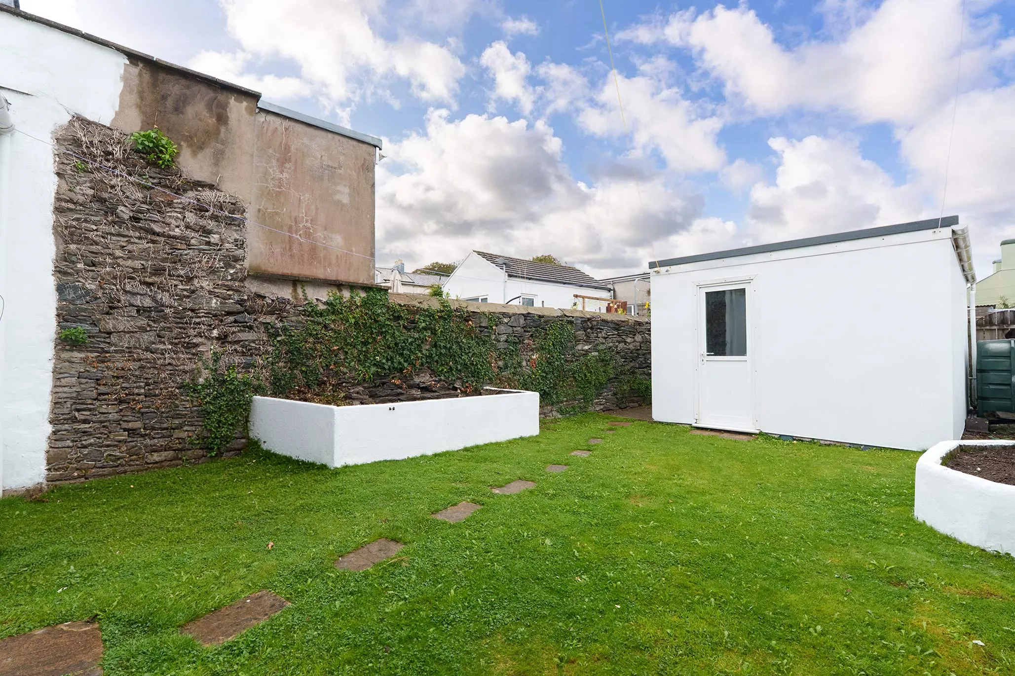 8 Victoria Avenue, Onchan. - Photo 2 of 20
