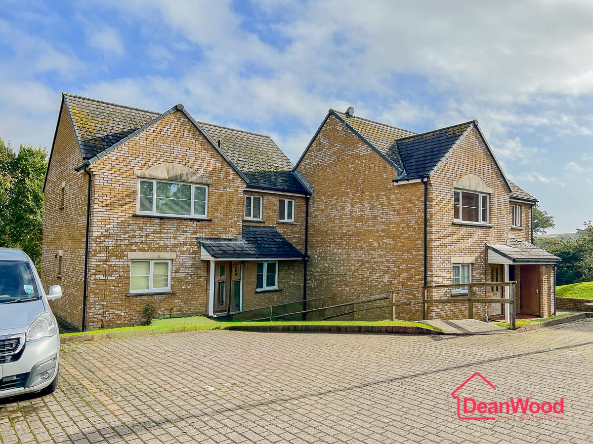 8 Sycamore Grove, Douglas, Isle of Man. - Photo 2 of 19
