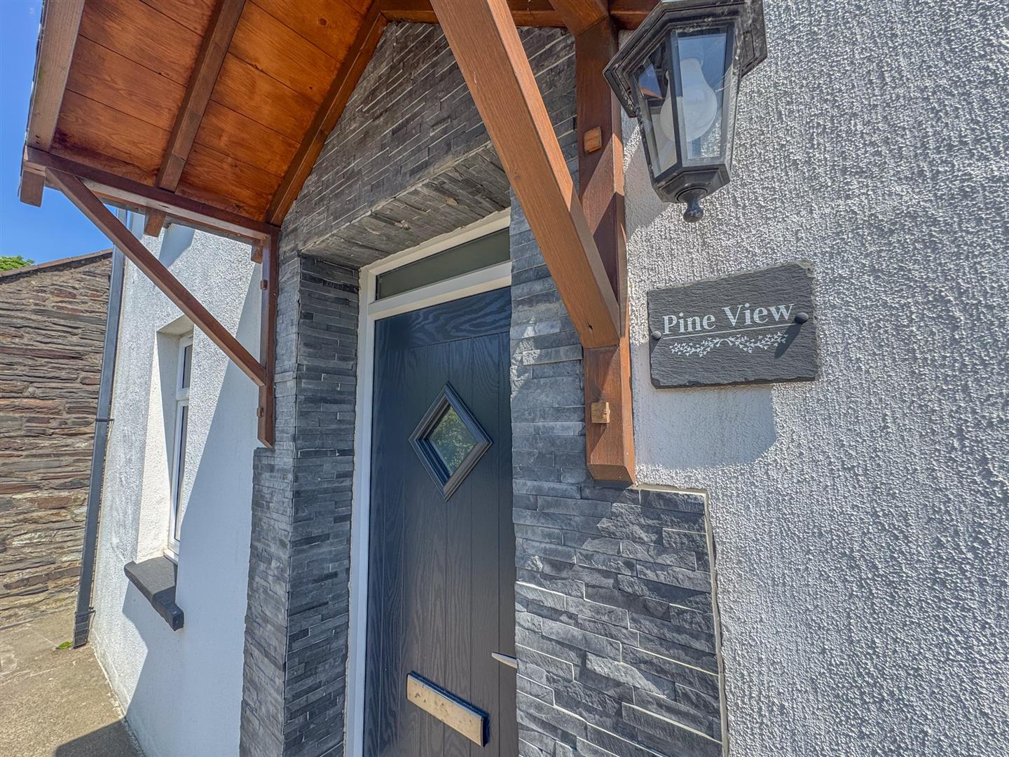 Pine View, The Hope St Johns. - Photo 2 of 23