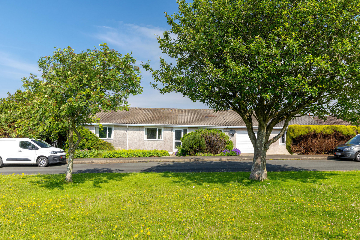 Highfield Crescent, Isle Of Man, IM3 3, Onchan. - Photo 4 of 33