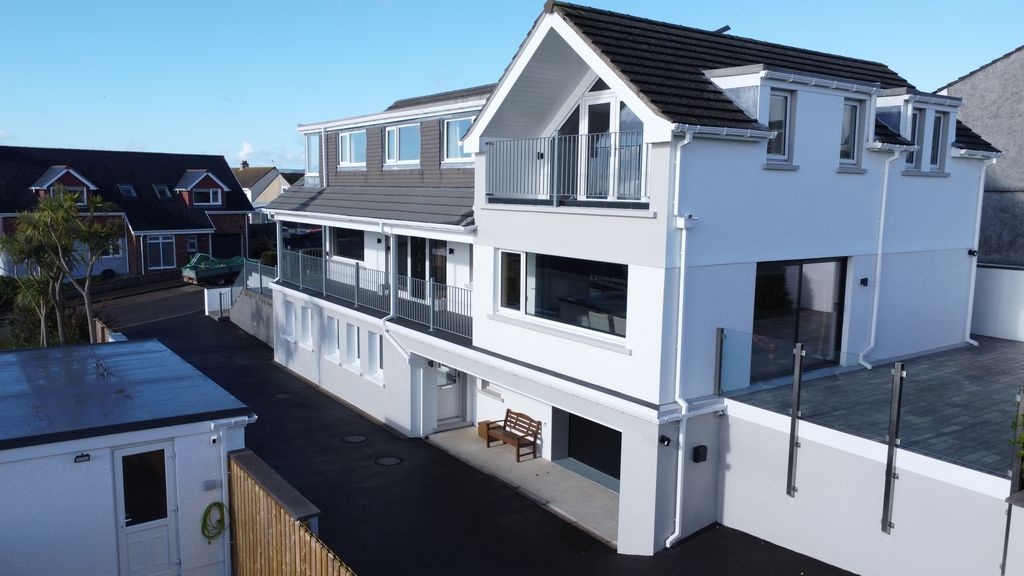36 King Edward Park, Onchan IM3 2AB. - Photo 2 of 34