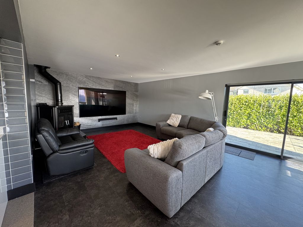 36 King Edward Park, Onchan IM3 2AB. - Photo 3 of 34