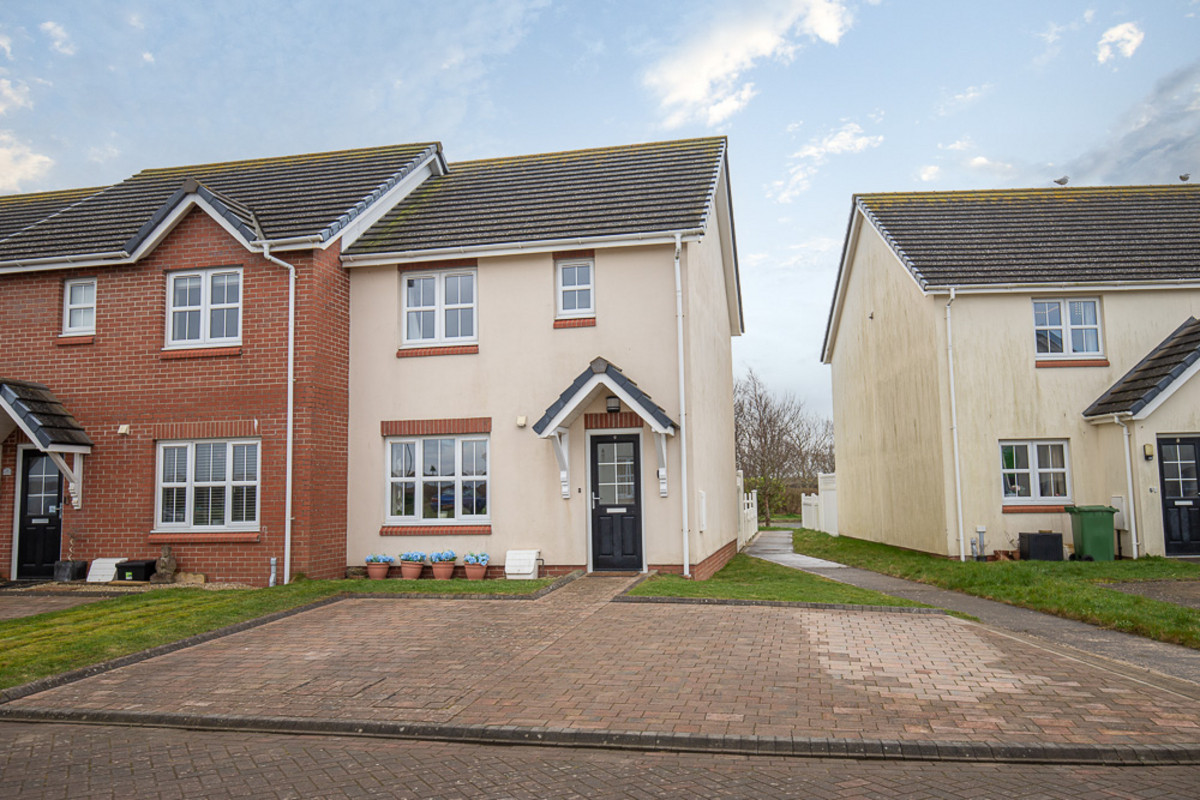 McLeods Field, Isle Of Man, IM5 1, Peel. - Photo 1 of 33