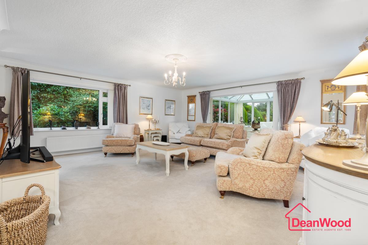 94, Pine Grove, Ballasalla. - Photo 4 of 38