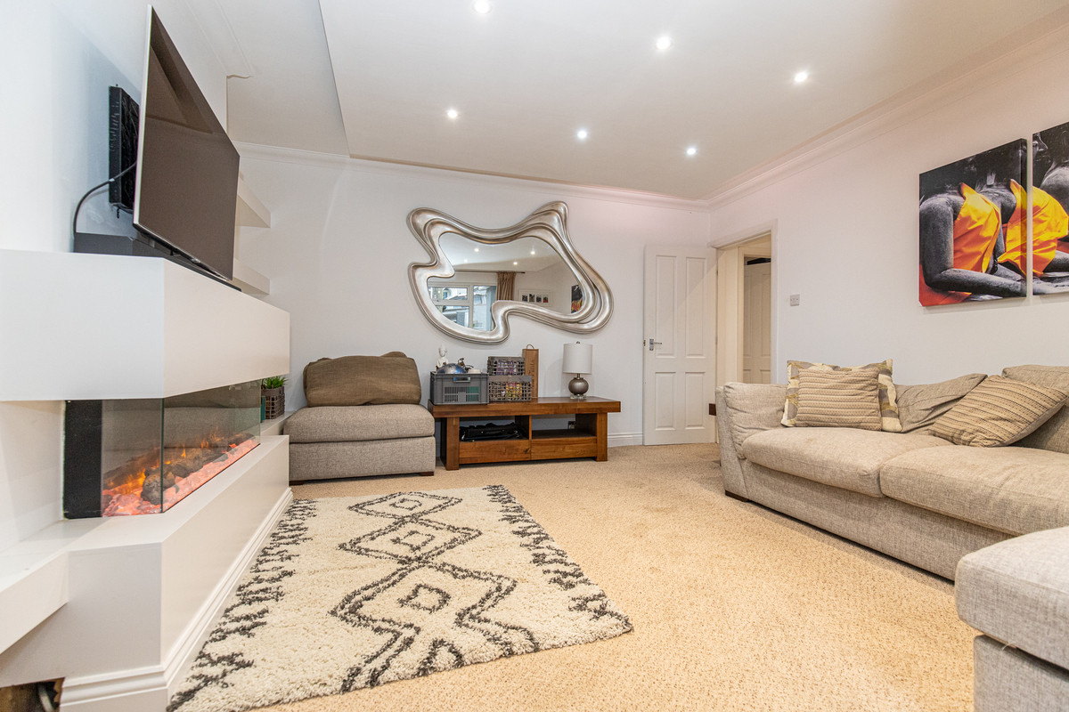 High View Road, Isle Of Man, IM2 5, Douglas. - Photo 4 of 26