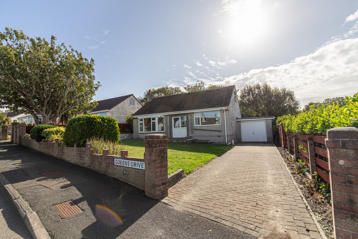QUEENS Drive, Isle Of Man, IM5 1, Peel. - Photo 1 of 32