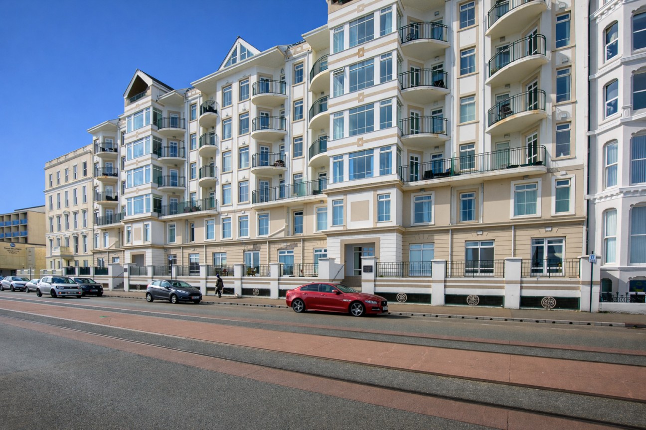8 Queens Apartments, Palace Terrace, Douglas, IM2 4NX. - Photo 1 of 13