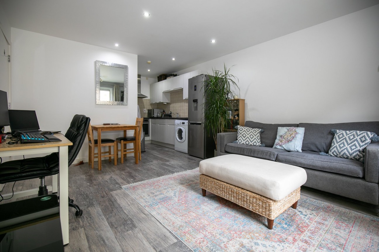 8 Queens Apartments, Palace Terrace, Douglas, IM2 4NX. - Photo 4 of 13
