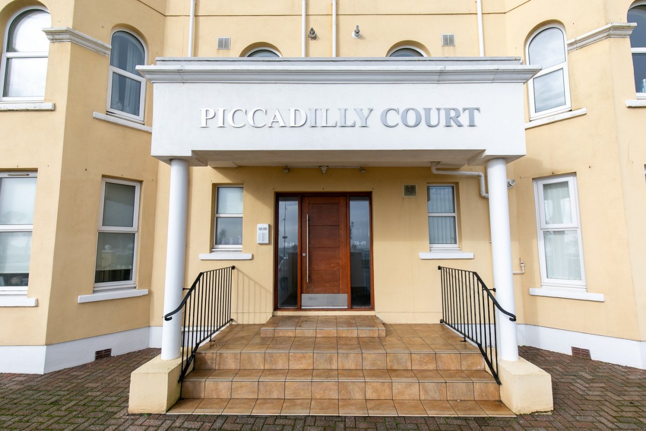 41 Piccadilly Court, Queens Promenade, IM2 4NS, Douglas. - Photo 2 of 24