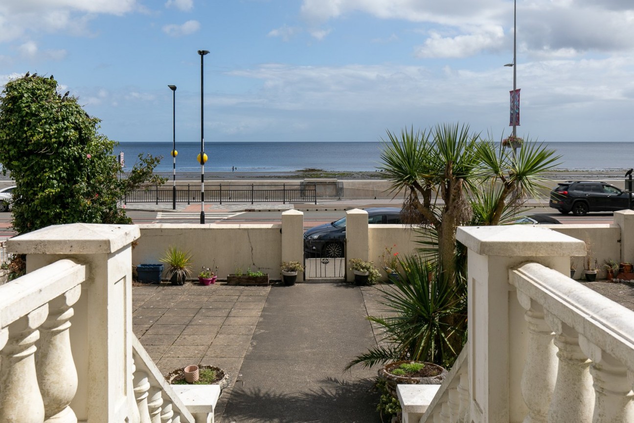 Flat 10, Angel Court, Central Promenade, Isle of Man, IM2 4LN, Douglas. - Photo 2 of 13