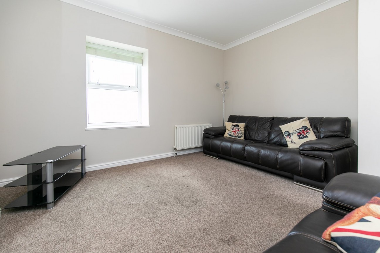 Flat 10, Angel Court, Central Promenade, Isle of Man, IM2 4LN, Douglas. - Photo 3 of 13