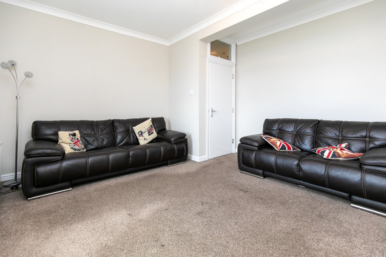 Flat 10, Angel Court, Central Promenade, Isle of Man, IM2 4LN, Douglas. - Photo 4 of 13