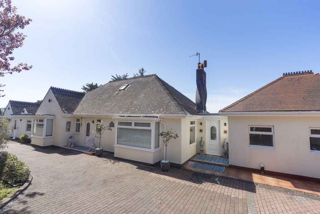 Twisted Chimneys, Main Road, Glen Vine IM4 4BQ. - Photo 2 of 51
