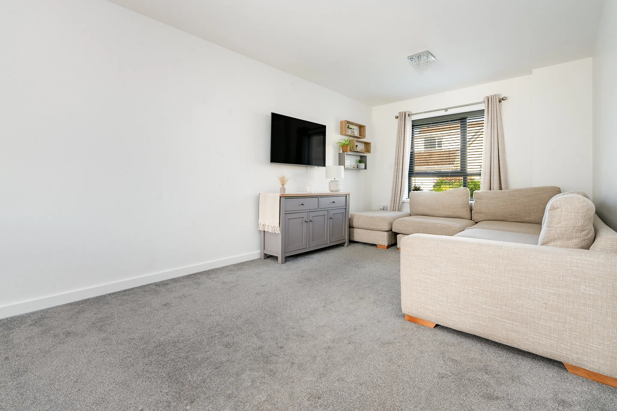 11 Clifton Drive, Ramsey. - Photo 4 of 19