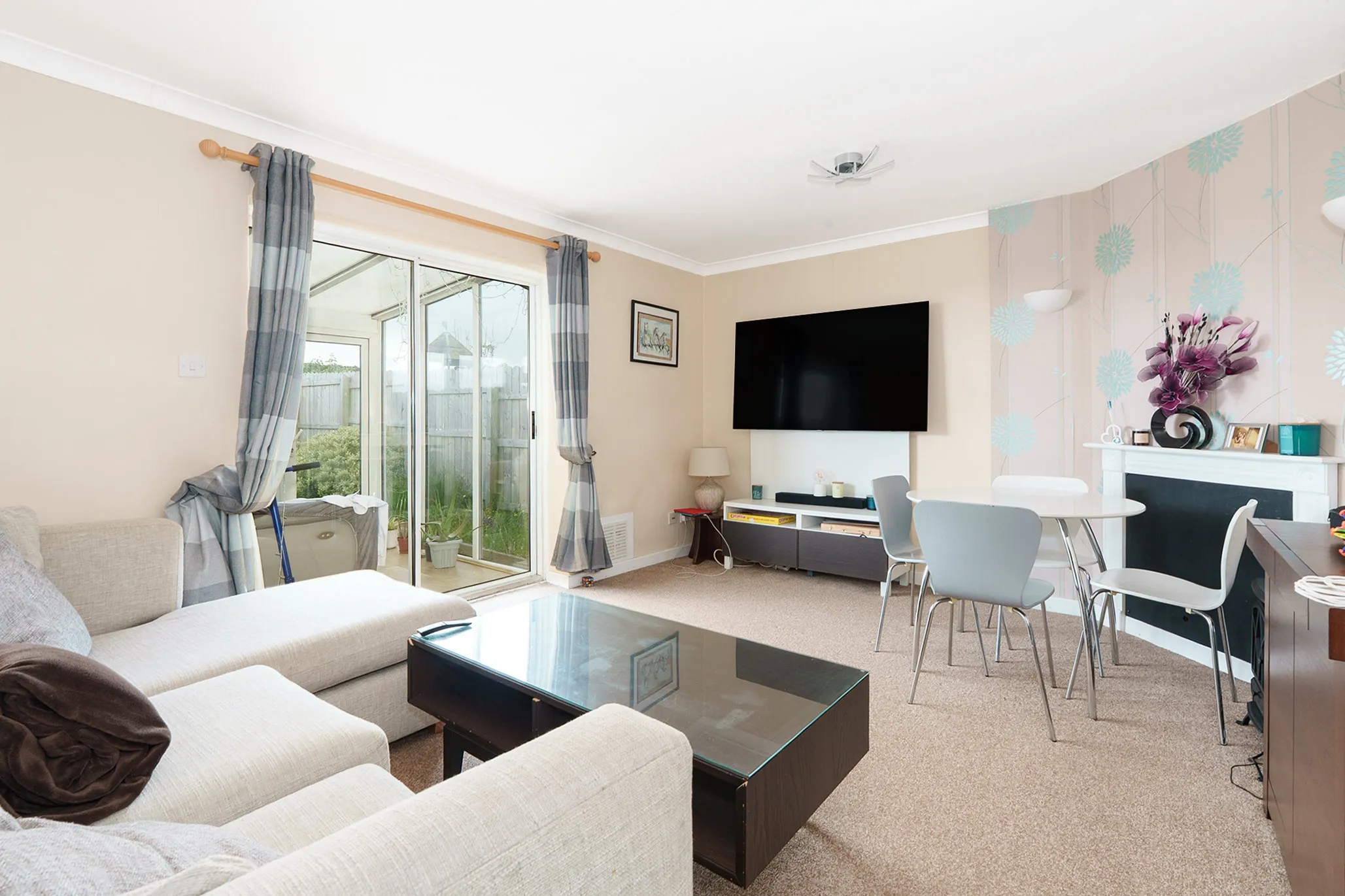 19 Close Cowley, Douglas. - Photo 3 of 15