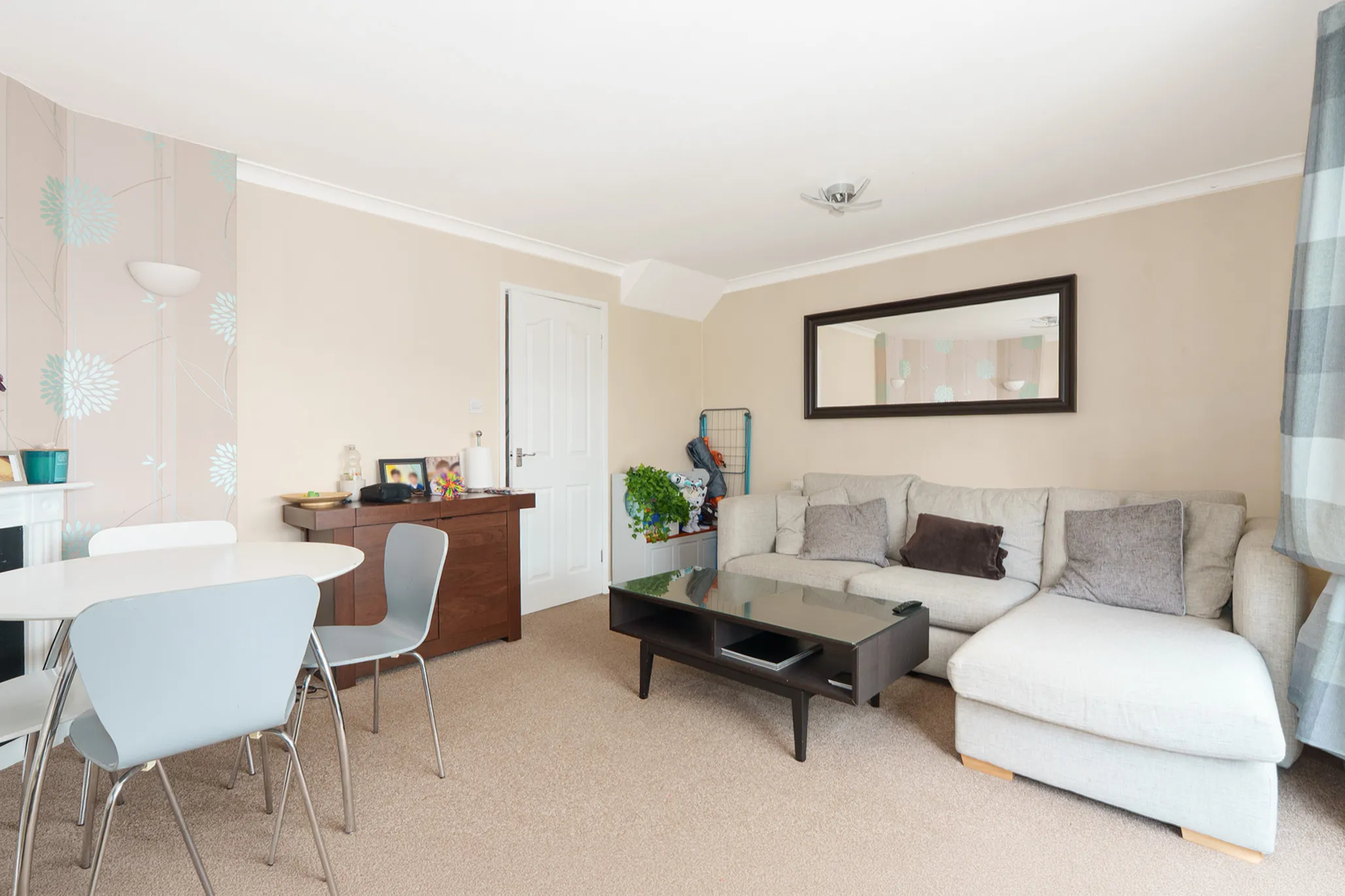 19 Close Cowley, Douglas. - Photo 4 of 15