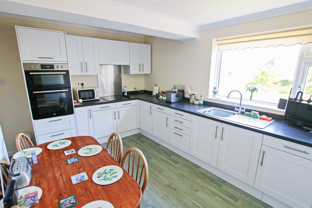 37 Droghadfayle Road, Port Erin IM9 6EN. - Photo 2 of 50
